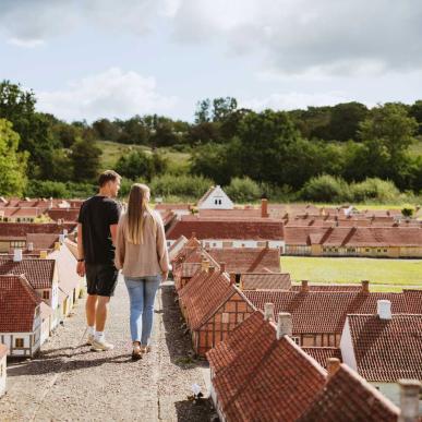 Par går i Den Historiske Miniby