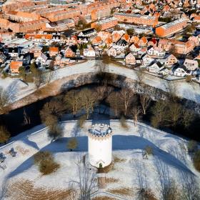 Det Hvide Vandtårn i smukt vinterlandskab